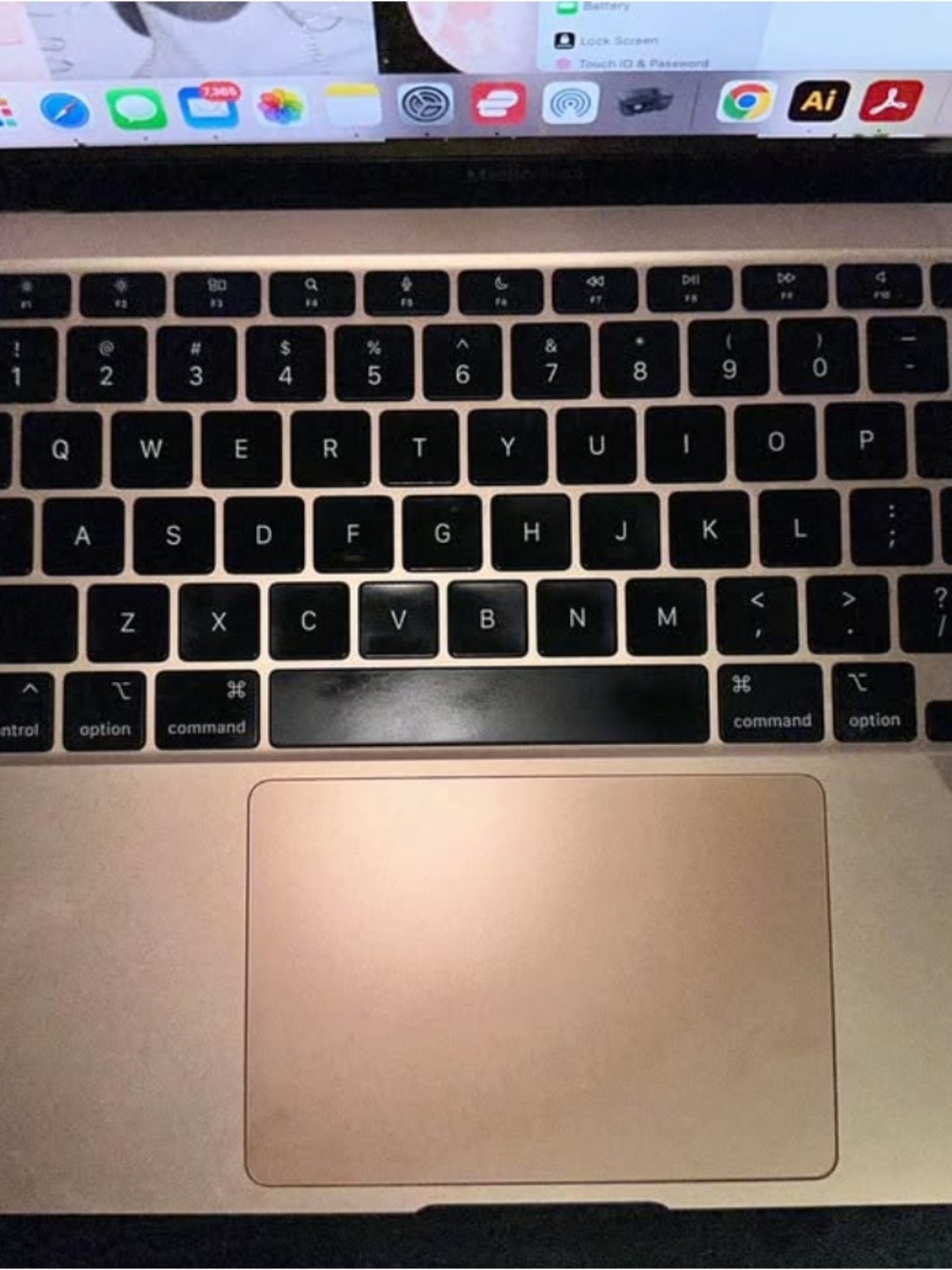 Apple MacBook Air M1 2020 - Gold Like New - Picture 2 of 7